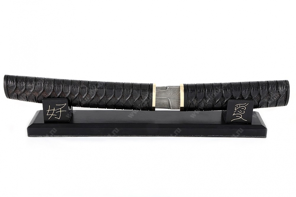 Нож Самурай (дамаск, черный граб, деревянные ножны, резьба ручной работы) на подставке