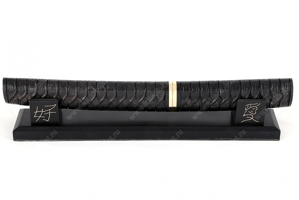 Нож Самурай (дамаск, черный граб, деревянные ножны, резьба ручной работы) на подставке