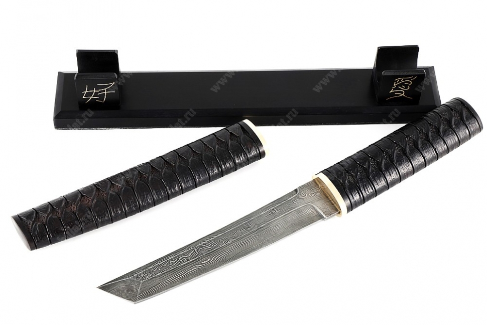 Нож Самурай (дамаск, черный граб, деревянные ножны, резьба ручной работы) на подставке