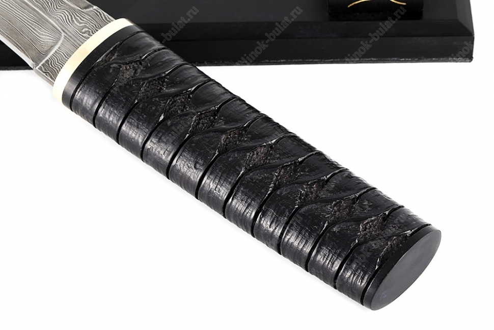 Нож Самурай (дамаск, черный граб, деревянные ножны, резьба ручной работы) на подставке