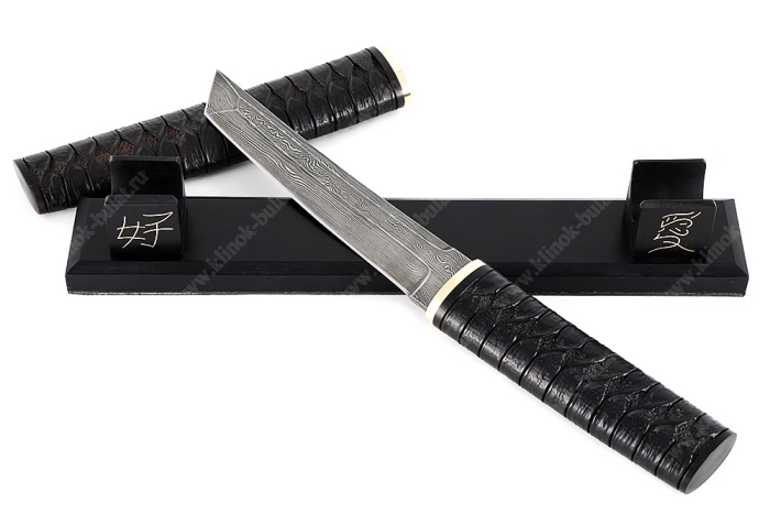Нож Самурай (дамаск, черный граб, деревянные ножны, резьба ручной работы) на подставке