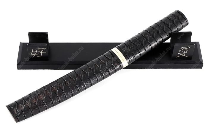 Нож Самурай (дамаск, черный граб, деревянные ножны, резьба ручной работы) на подставке