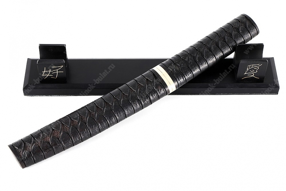 Нож Самурай (дамаск, черный граб, деревянные ножны, резьба ручной работы) на подставке