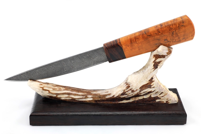 Нож Северный №4 (дамаск, кованый дол, карельская береза янтарная, железное дерево) на подставке
