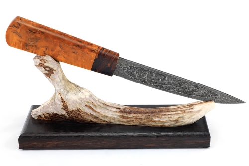 Нож Якутский №4 (дамаск, кованый дол, карельская береза янтарная, железное дерево) на подставке