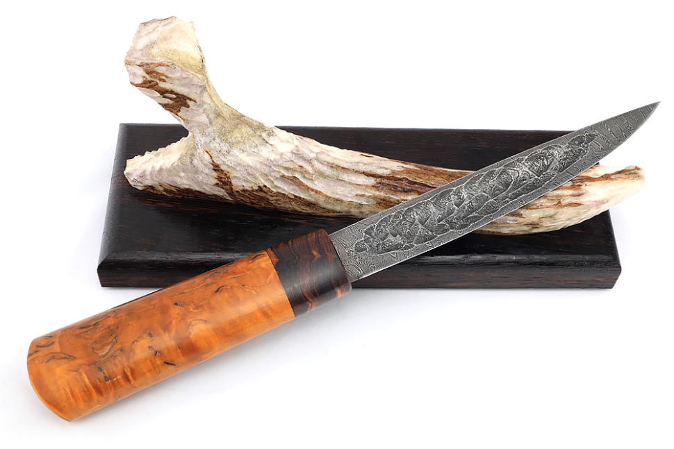 Нож Северный №4 (дамаск, кованый дол, карельская береза янтарная, железное дерево) на подставке