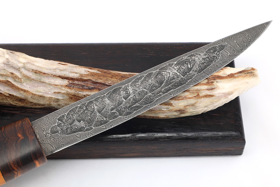 Нож Северный №4 (дамаск, кованый дол, карельская береза янтарная, железное дерево) на подставке