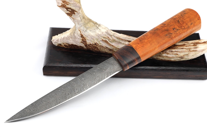 Нож Северный №4 (дамаск, кованый дол, карельская береза янтарная, железное дерево) на подставке