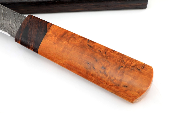 Нож Северный №4 (дамаск, кованый дол, карельская береза янтарная, железное дерево) на подставке