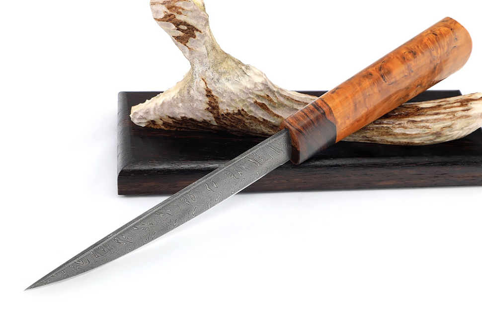Нож Северный №4 (дамаск, кованый дол, карельская береза янтарная, железное дерево) на подставке
