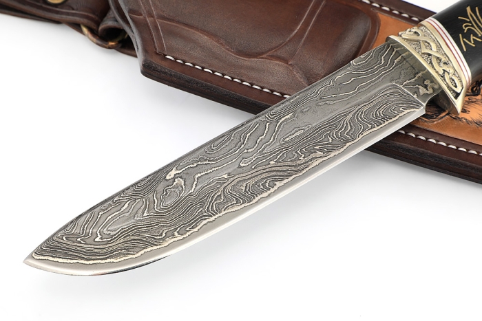 Нож Скат (ламинат - 9ХС и дамаск с никелем, рукоять чёрный граб с инкрустацией, гарда мельхиор) формованные ножны