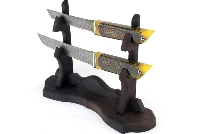 Комплект из 2 ножей Самурай дамаск рукоять шишка в акриле желтая на подставке