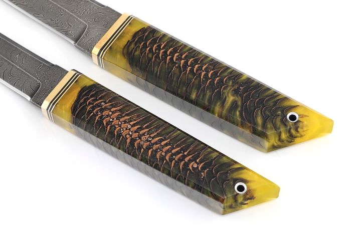 Комплект из 2 ножей Самурай дамаск рукоять шишка в акриле желтая на подставке