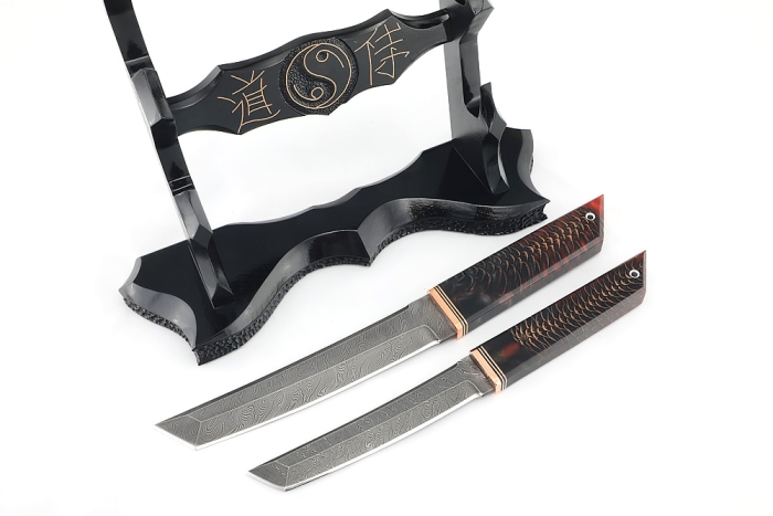 Комплект из 2 ножей Самурай дамаск рукоять шишка в акриле красная на подставке "Инь и ян"