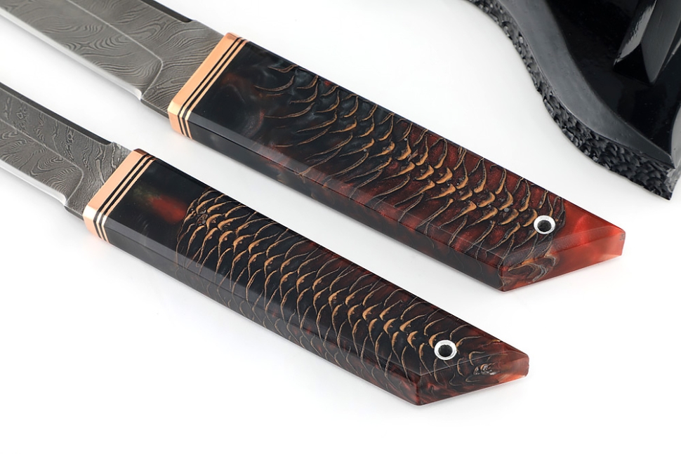 Комплект из 2 ножей Самурай дамаск рукоять шишка в акриле красная на подставке "Инь и ян"