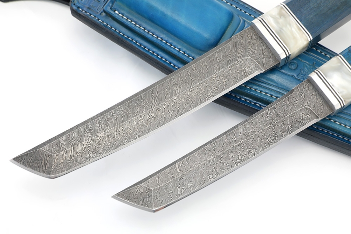 Комплект из 2 ножей Самурай дамаск рукоять вставка акрил белый, карельская береза синяя, формованные ножны (спарка)