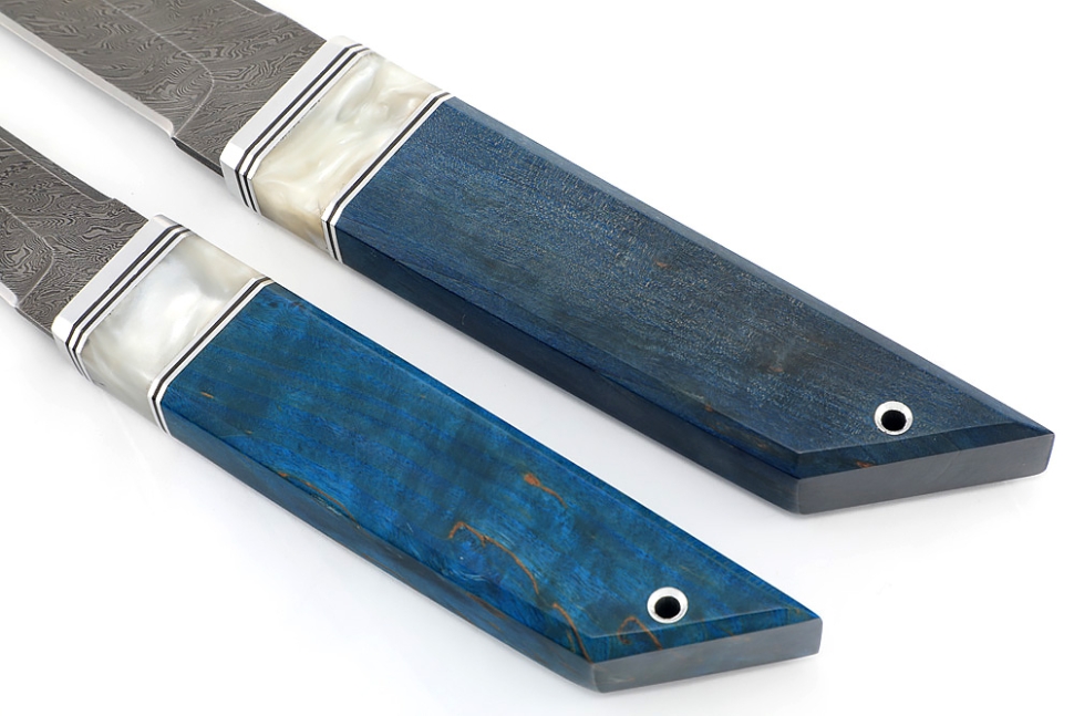 Комплект из 2 ножей Самурай дамаск рукоять вставка акрил белый, карельская береза синяя, формованные ножны (спарка)