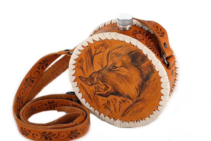 Фляжка круглая 0,5 литра из нержавеющей стали в чехле из рыжей кожи (выжигание на коже)