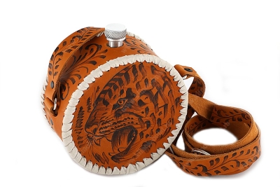 Фляжка круглая 0,7 литра из нержавеющей стали в чехле из рыжей кожи (выжигание на коже)