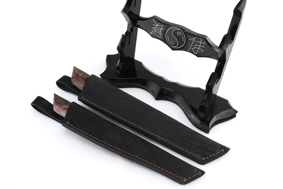 Комплект из 2 ножей "Самурай" (9ХС ламинированная дамаск с никелем, рукоять комбинированная шишка в акриле+кап клена, на подставке "Инь и ян"