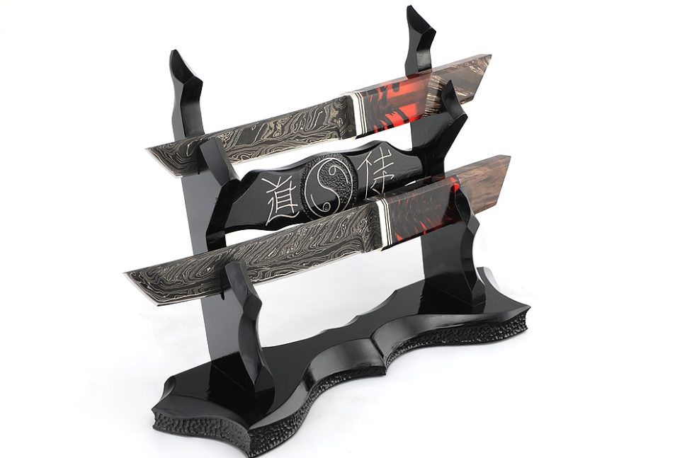 Комплект из 2 ножей "Самурай" (9ХС ламинированная дамаск с никелем, рукоять комбинированная шишка в акриле+кап клена, на подставке "Инь и ян"