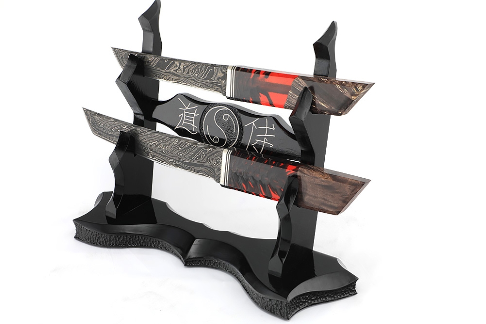 Комплект из 2 ножей "Самурай" (9ХС ламинированная дамаск с никелем, рукоять комбинированная шишка в акриле+кап клена, на подставке "Инь и ян"