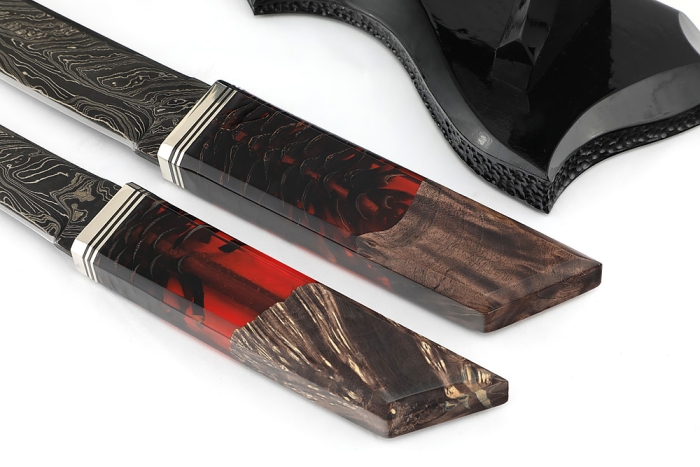 Комплект из 2 ножей "Самурай" (9ХС ламинированная дамаск с никелем, рукоять комбинированная шишка в акриле+кап клена, на подставке "Инь и ян"