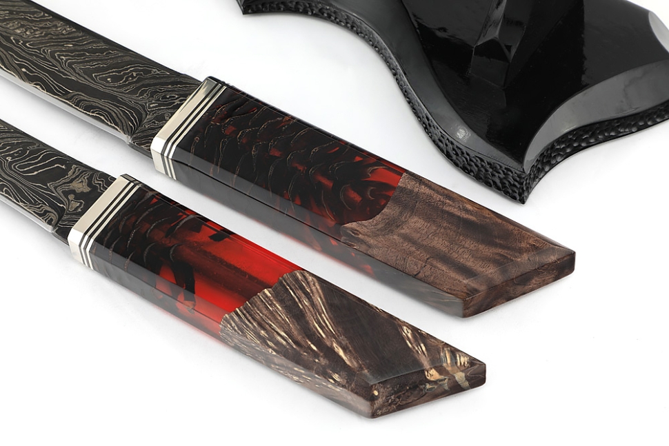 Комплект из 2 ножей "Самурай" (9ХС ламинированная дамаск с никелем, рукоять комбинированная шишка в акриле+кап клена, на подставке "Инь и ян"