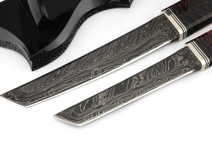 Комплект из 2 ножей "Самурай" (9ХС ламинированная дамаск с никелем, рукоять комбинированная шишка в акриле+кап клена, на подставке "Инь и ян"