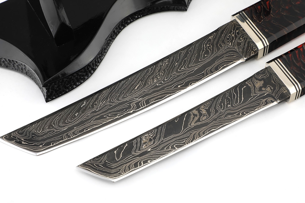 Комплект из 2 ножей "Самурай" (9ХС ламинированная дамаск с никелем, рукоять комбинированная шишка в акриле+кап клена, на подставке "Инь и ян"