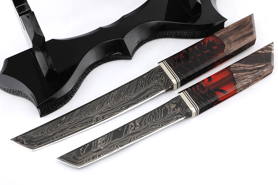 Комплект из 2 ножей "Самурай" (9ХС ламинированная дамаск с никелем, рукоять комбинированная шишка в акриле+кап клена, на подставке "Инь и ян"