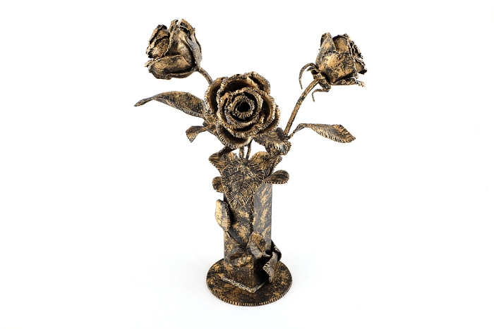 Кованые розы в вазе ручной работы