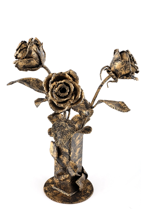 Кованые розы в вазе ручной работы