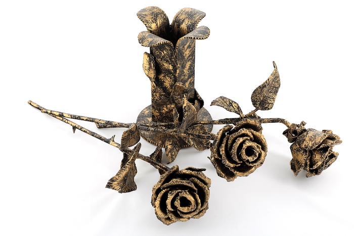 Кованые розы в вазе ручной работы