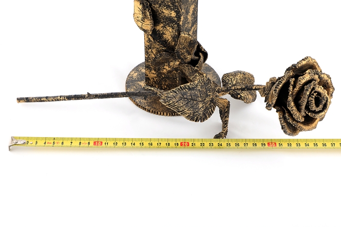 Кованые розы в вазе ручной работы