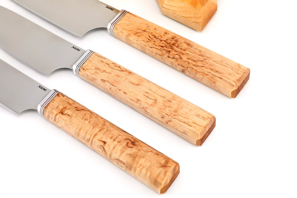 Подставка из ясеня с набором из 3 ножей (N690, карельская береза)