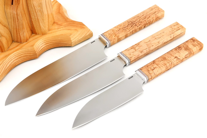 Подставка из ясеня с набором из 3 ножей (N690, карельская береза)