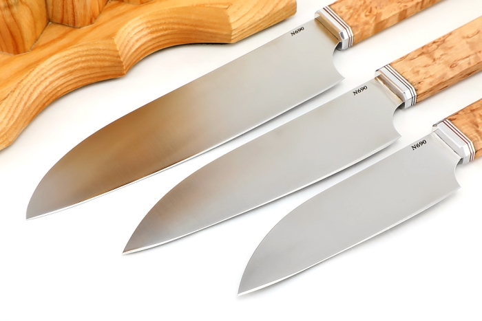 Подставка из ясеня с набором из 3 ножей (N690, карельская береза)