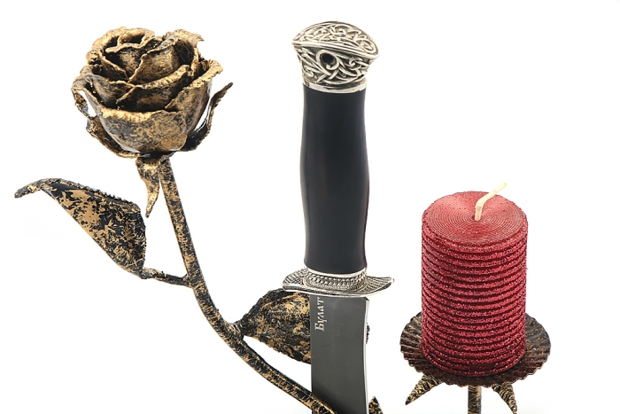 Нож Гладиатор (булат, чёрный граб - мельхиор) на кованой подставке с подсвечником