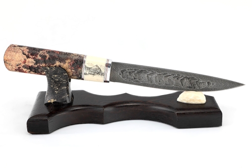 Нож Якутский №4 сталь дамаск кованый дол, рукоять вставка клык моржа (скримшоу), кап клена на подставке