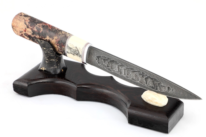 Нож Северный №4 сталь дамаск кованый дол, рукоять вставка клык моржа (скримшоу), кап клена на подставке