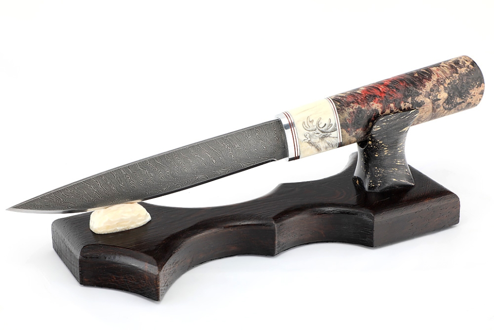 Нож Северный №4 сталь дамаск кованый дол, рукоять вставка клык моржа (скримшоу), кап клена на подставке