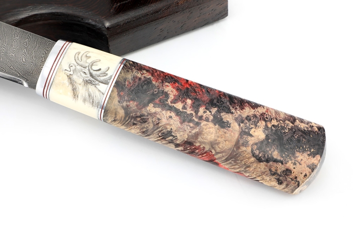 Нож Северный №4 сталь дамаск кованый дол, рукоять вставка клык моржа (скримшоу), кап клена на подставке