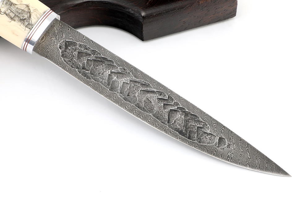 Нож Северный №4 сталь дамаск кованый дол, рукоять вставка клык моржа (скримшоу), кап клена на подставке
