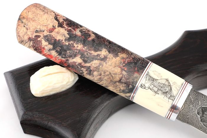 Нож Северный №4 сталь дамаск кованый дол, рукоять вставка клык моржа (скримшоу), кап клена на подставке