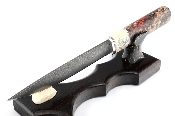 Нож Северный №4 сталь дамаск кованый дол, рукоять вставка клык моржа (скримшоу), кап клена на подставке