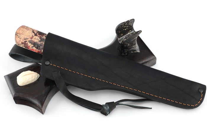 Нож Северный №4 сталь дамаск кованый дол, рукоять вставка клык моржа (скримшоу), кап клена на подставке