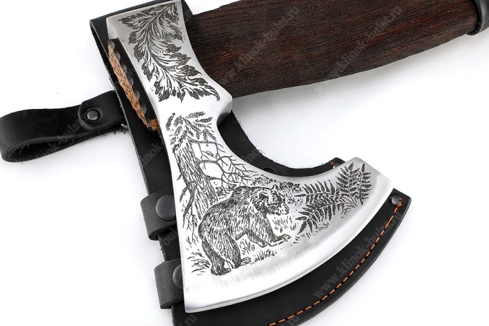 Топор Путник (9ХС, художественная гравировка, рукоять искусственно состаренный ясень, тонировка, кожа)