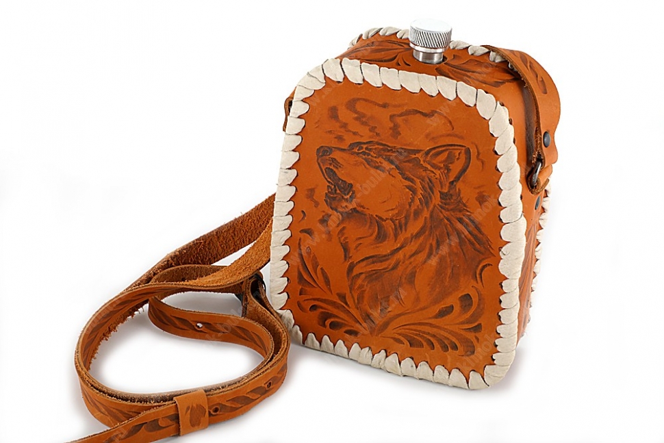 Фляжка пирамида 0,7 литра из нержавеющей стали в чехле из рыжей кожи (выжигание на коже)