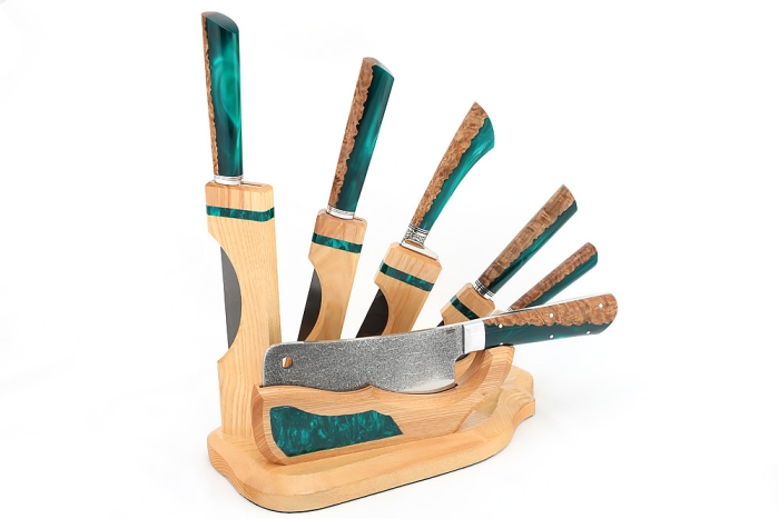 Подставка из ясеня с набором из 5 ножей и тяпки (булат, гибрид карельская береза, акрил зеленый)